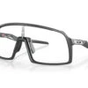 Oakley Sutro Fietsbril Clear To Black Iridium Photocromatic Matte Carbon Unisex 1 Oakley Sutro Fietsbril Clear To Black Iridium Photocromatic Matte Carbon Unisex -SpinGear Winkel 37108137 0